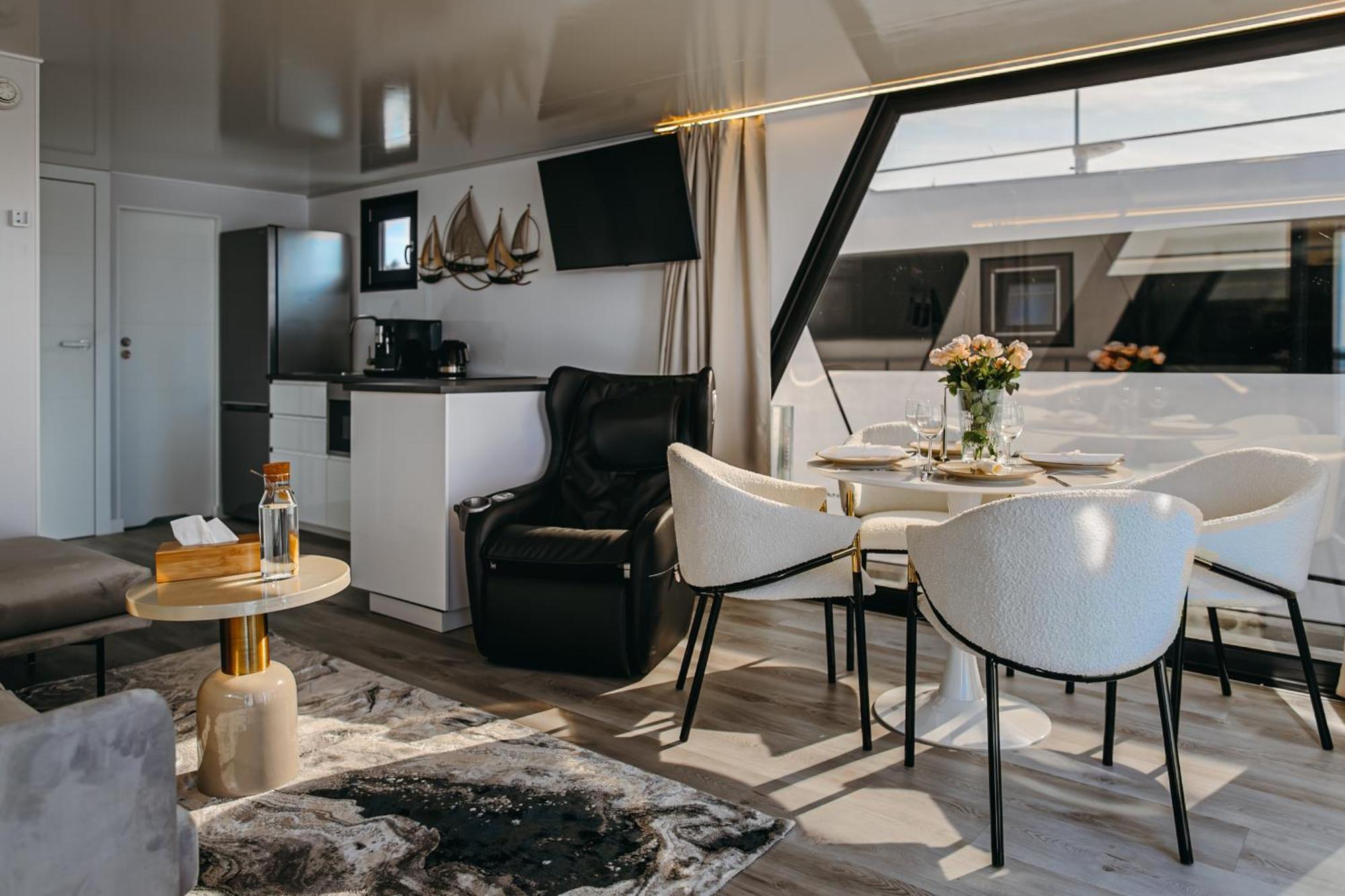 Grand Ht Houseboats - Domki Na Wodzie - Sauna, Jacuzzi, Kominek Mielno  Phòng bức ảnh